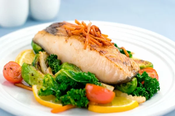 Fett Killer fettverbrennende Lebensmittel fettreicher Fisch und Salat