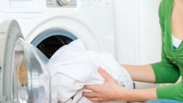 Gardinen in der Waschmaschine waschen richtigen Waschgang auswählen