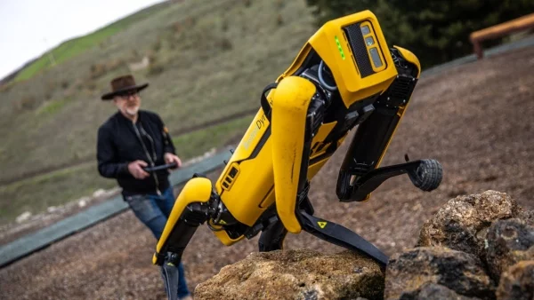 Roboterhund Spot von Boston Dynamics zeigt seinen neuen Fähigkeiten spot klettert gebirge hoch