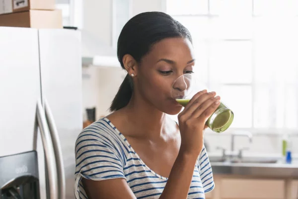 Selleriesaft junge Frau trinkt grünes Getränkt gesund fit natürliches Wundermittel