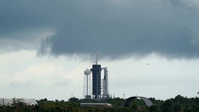SpaceX Elon Musk Falcon-9-Rakete steht zum Start bereit erster bemannter Flug zur ISS erster Flugstart abgebrochen schlechtes Wetter in Florida