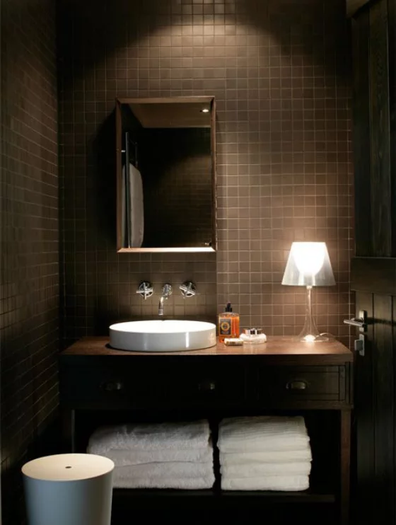 Braun modernes Badezimmer Kaffeebraun und Weiß kombinieren visueller Effekt gute Badbeleuchtung