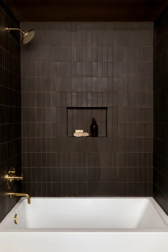 Braun modernes Badezimmer Schokoladenbraun Fliesen weiße Badewannen Kontrast goldene Armatur