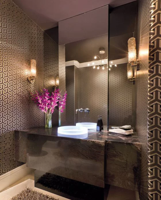 Braun modernes Badezimmer großer Spiegel gemusterte Wandfliesen Waschtischplatte Marmor gute Badbeleuchtung