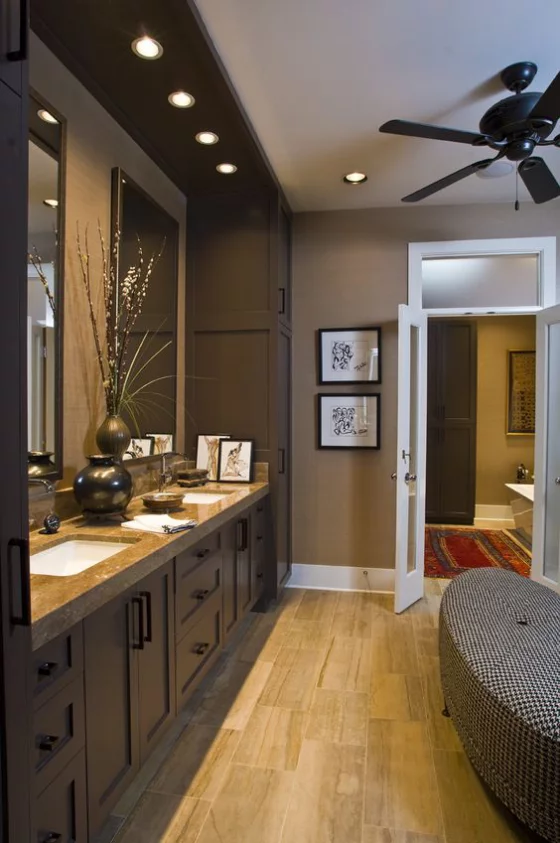 Braun modernes Badezimmer großes Bad Waschraum langer Waschtisch Spiegel gute Beleuchtung Sitzbank