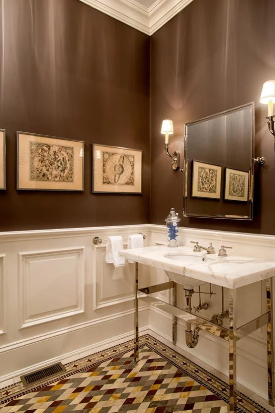 Braun modernes Badezimmer weiße Badezimmermöbel Wand in Kastanienbraun gemusterte Bodenfliesen