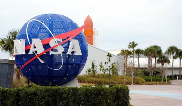 Das Solar Dynamics Observatory der NASA erkennt die größte Sonneneruption seit 2017 NASA logo und hauptquartier