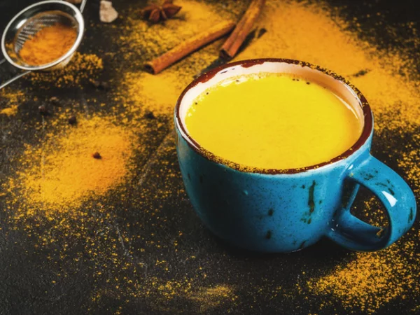Kurkuma Kaffee Goldene Milch mit Kurkuma Pulver zubereitet viele gesunde Effekte macht munter