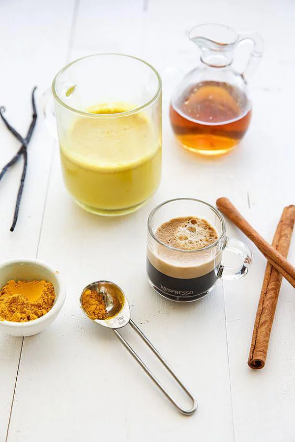 Kurkuma Kaffee Zubereitung alle Zutaten auf einen Blick Kurkuma Pulver Zimt Espresso Goldene Milch