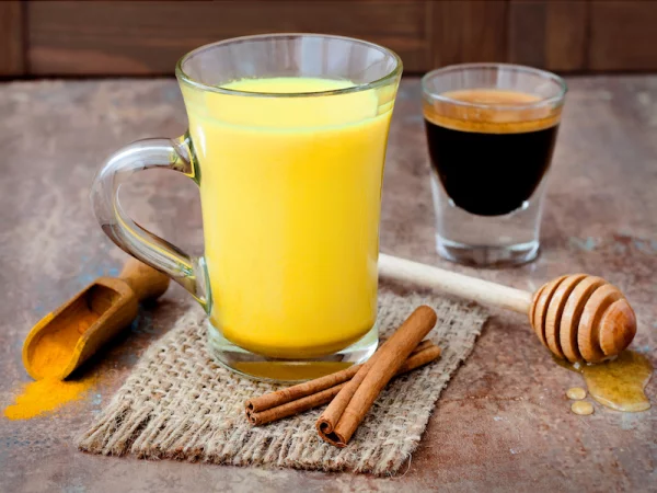 Kurkuma Kaffee süßen nach Geschmack mit Honig oder Dattelsirup gesunde Wirkung viel Kaffeegenuss