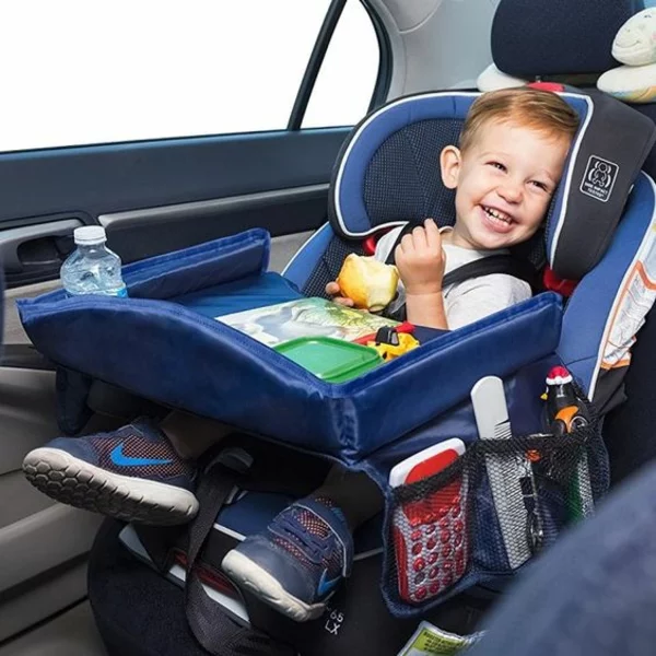 Kurztrip mit Kind Tipps Autoreisen mit Kindern gl[ckliches Kind im Auto