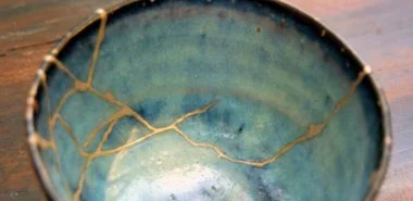 Kintsugi - das Geheimnis der alten japanischen Tradition gesprungene Keramik zu reparieren