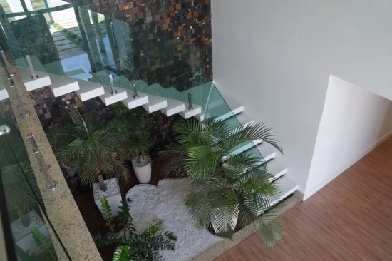 Gartengestaltung mit Steinen neben einer Treppe