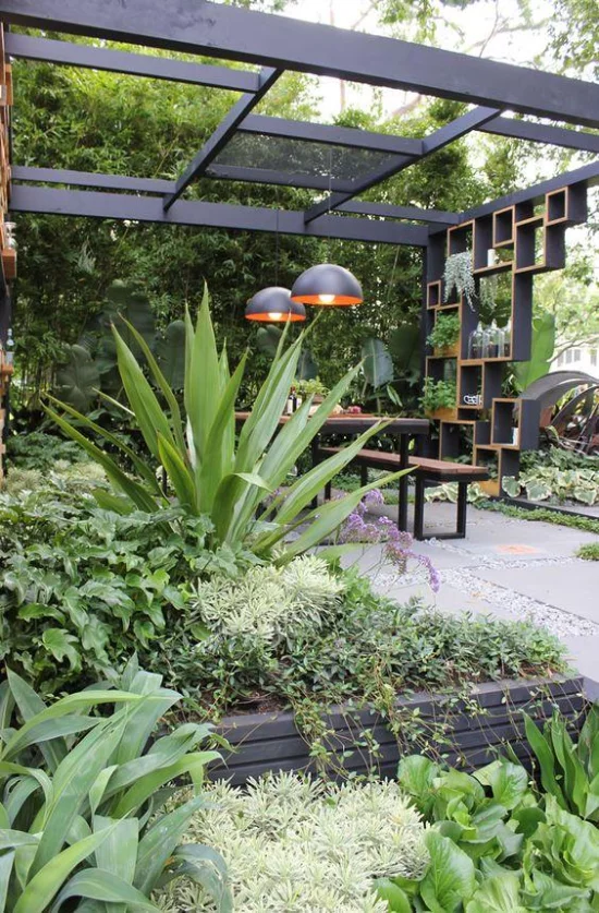Gartengestaltung - moderne Metallkonsruktion