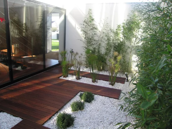 Innenhof mit Steinen Gartengestaltung