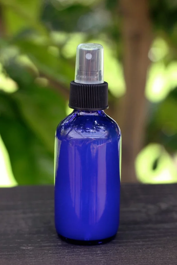 Mückenspray selber machen ätherische Öle verwenden Sprayflasche blau