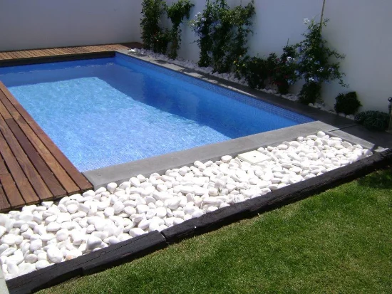 Schwimmbad mit Steinen - moderne Gartengestaltung