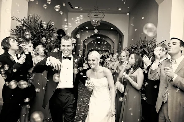 Seifenblasen Hochzeit Hochzeitsfotos schwarz weiß