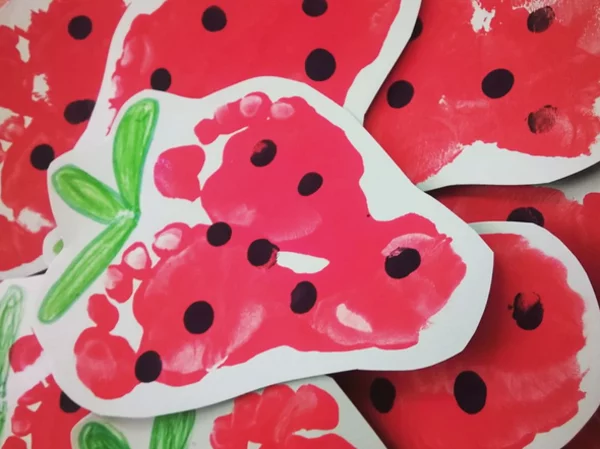 erdbeeren malen fußabdruck basteln mit kindern