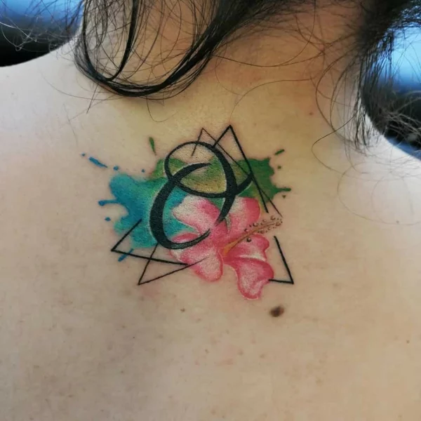 ohana tattoo nacken minimalistisch hibiskus