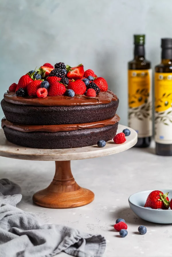 olive oil cake mit frischen beeren und schokolade