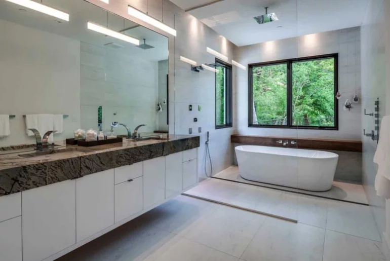 Einfamilienhaus in Florida mit offenem Wohnkonzeptgeräumiges Badezimmer