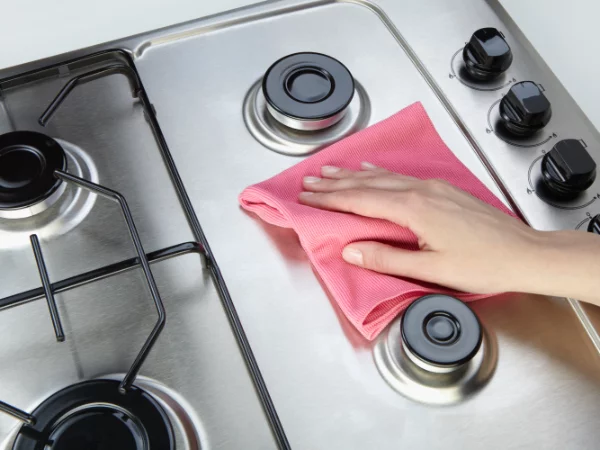 Kochplatten reinigen Ofen mit einem Tuch reinigen