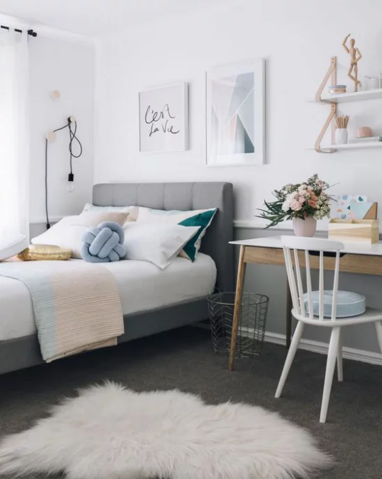 Mädchenzimmer modern und praktisch gestaltet Blau Weiß in Kombination kleine Details Fellteppich Topfblume Figuren
