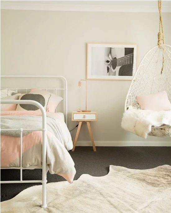 Mädchenzimmer modern und praktisch gestaltet sanfte Farben ein gemütliches Ambiente schaffen Weiß Grau Hellrosa