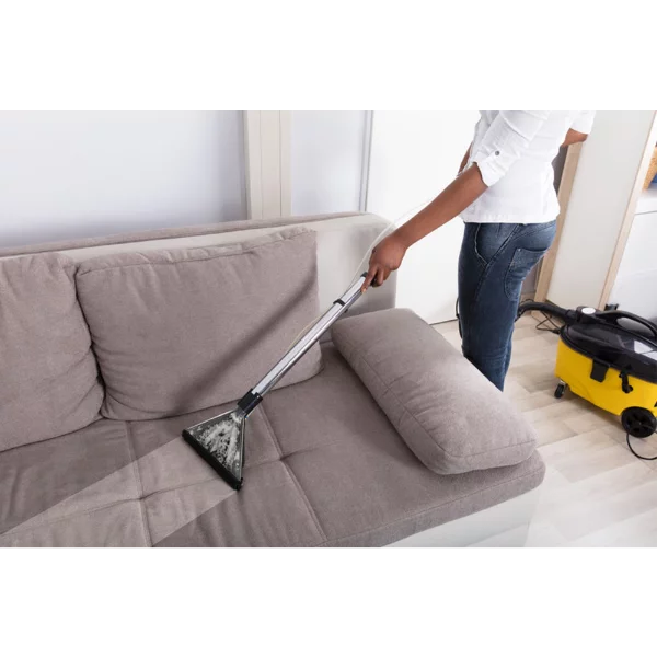 Sofa reinigen den Staub aufsammeln