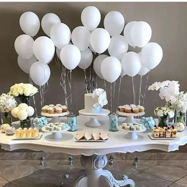 Tauffeier Tischdeko Taufe Junge blaue Akzente weiße Luftballons