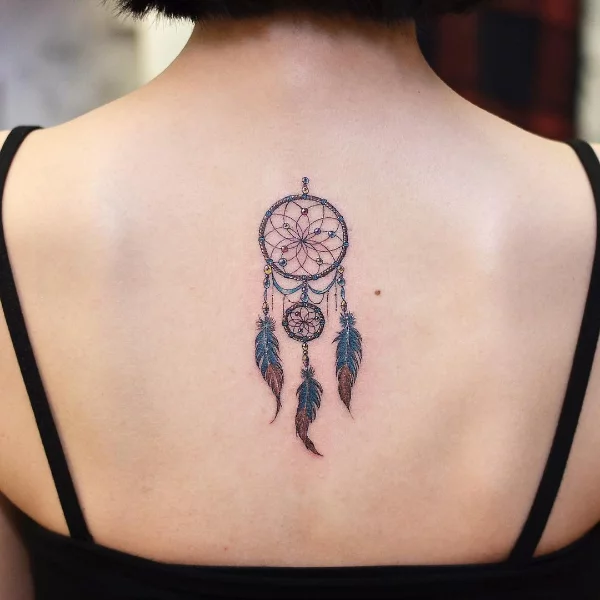 Tolle Idee für den Rücken Traumfänger Tattoo