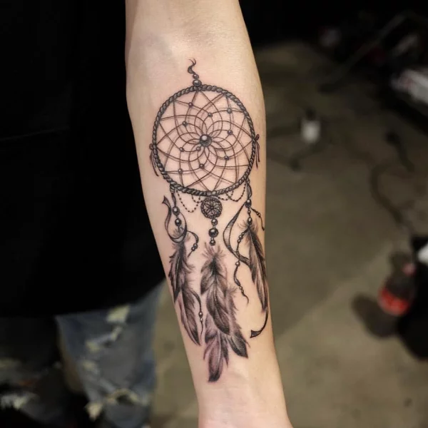 Tolles Symbol mit einer Traumfänger Tattoo