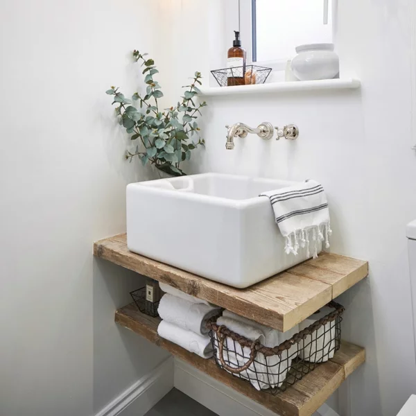 kleines badezimmer ohne fliesen weiße wände quadratisches waschbecken