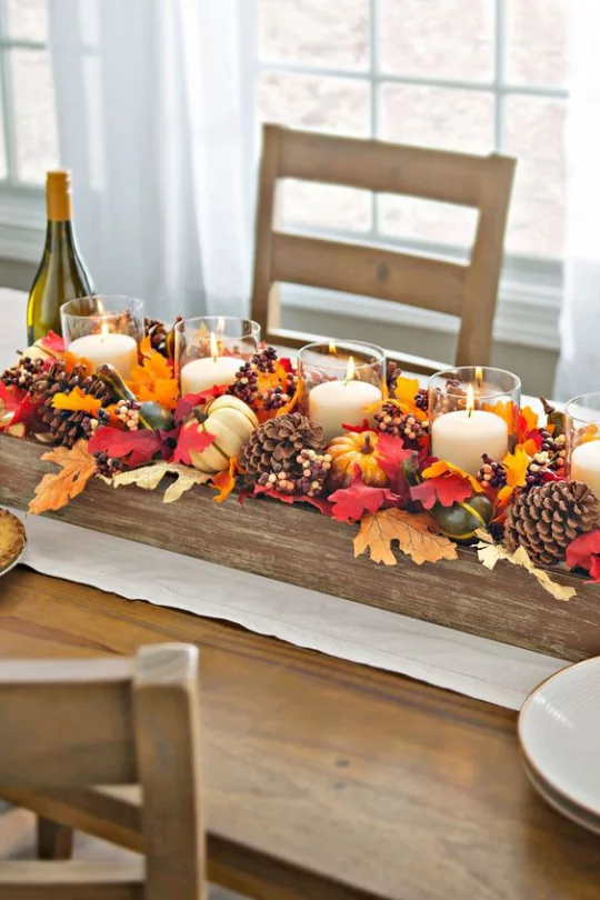 Deko Ideen mit Herbstblättern rustikale Tischdeko auf Holz bunte Blätter Zapfen Kürbisse