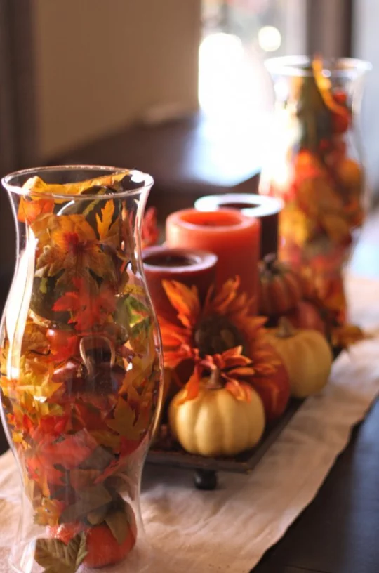 Deko Ideen mit Herbstblättern zeitlos effektvoll Glas mit bunten Blättern Kerzen Kürbisse