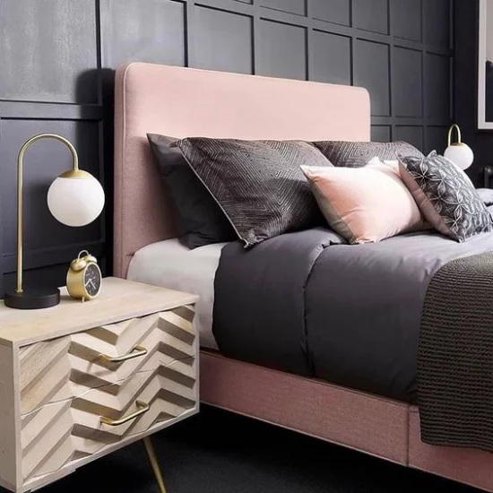 Schlafzimmer Ideen in Schwarz und Rosa dunkle Wand rosa Bett dunkelgraue Bettwäsche