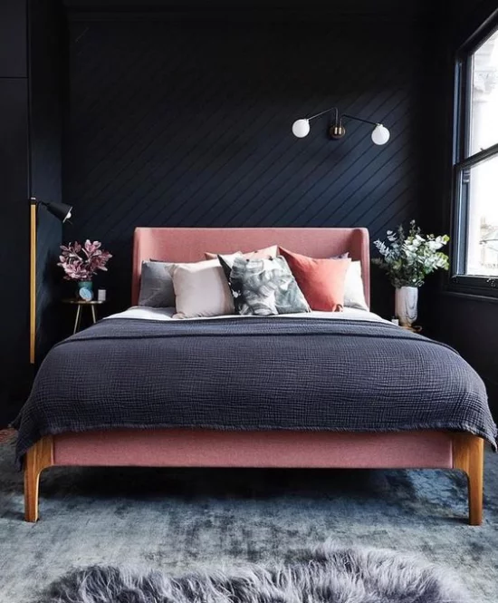 Schlafzimmer Ideen in Schwarz und Rosa schwarze Wand Bett rosa Polsterung dunkelblaue