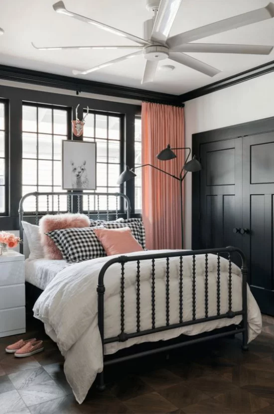 Schlafzimmer Ideen in Schwarz und Rosa schwarzes Metallbett rosafarbene Fenstergardinen weiße Bettwäsche