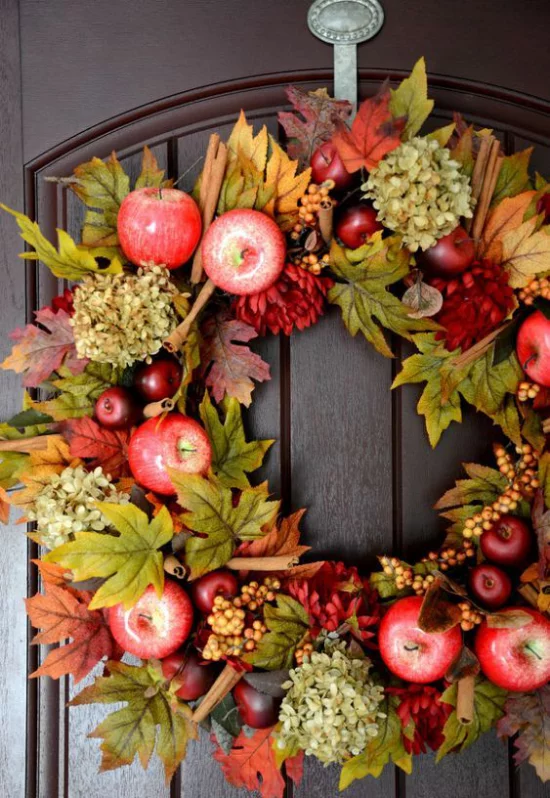 Türkranz mit Äpfeln basteln rote Äpfel Hortensien Herbstblätter tolles DIY Projekt