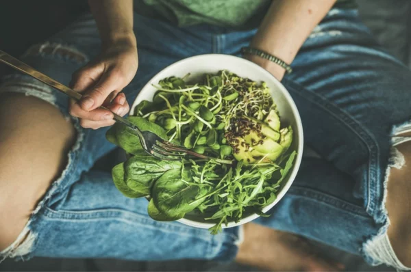 Übersäuerung des Körpers Symptome grüner Salat pH Werte