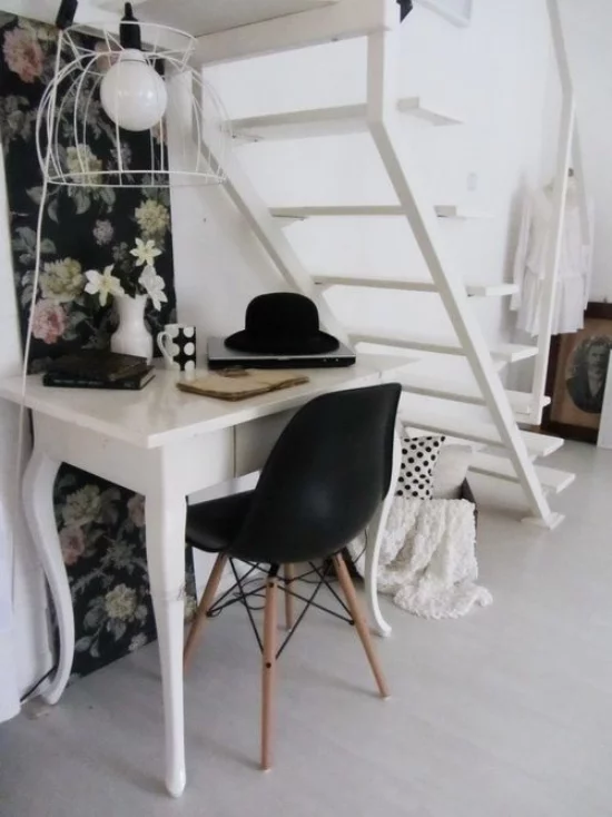 Arbeitsecke unter der Treppe kleines Homeoffice auf wenig Platz Schreibtisch Stuhl Wandtapete schwarzer Hintergrund Blumenmuster nostalgisch