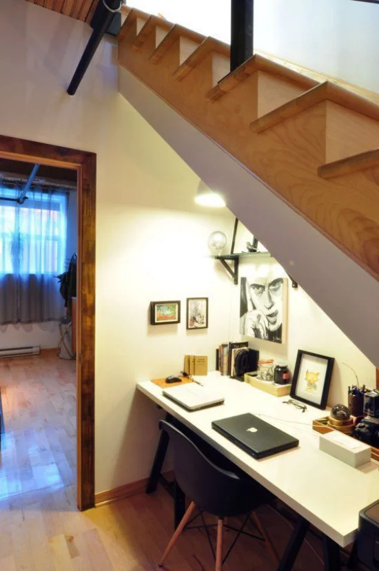 Arbeitsecke unter der Treppe kleines Homeoffice gutes Beleuchtungskonzept eingebaute Lichtquellen einladend wirken