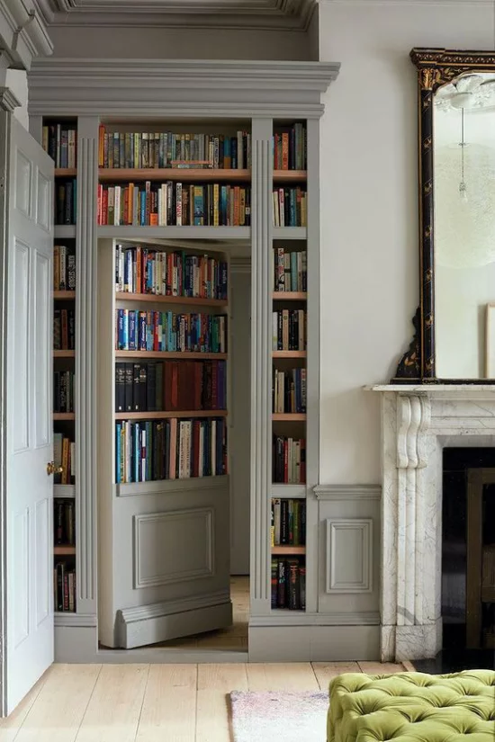 Eingebaute Bücherregale am Durchgang zwischen zwei Räumen interessante Gestaltungsidee