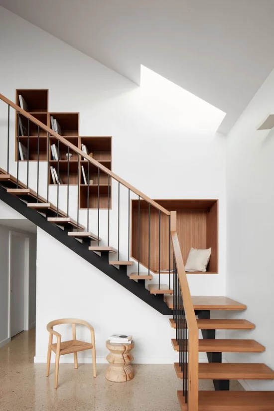 Eingebaute Bücherregale im Treppenhaus modernes Design
