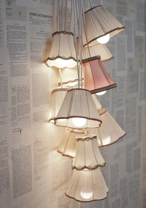 Extravagante Wandleuchten klassische Lampenschirme gruppiert Blickfang an einer mit Zeitungspapier bekleideten Wand