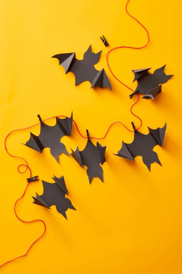 Fledermaus basteln mit Kindern zu Halloween – 50 bezaubernde Ideen und Anleitungen diy girlande papier fledermäuse