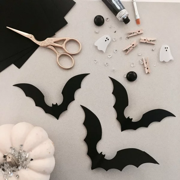 Fledermaus basteln mit Kindern zu Halloween – 50 bezaubernde Ideen und Anleitungen fledermaus schwarz papier deko