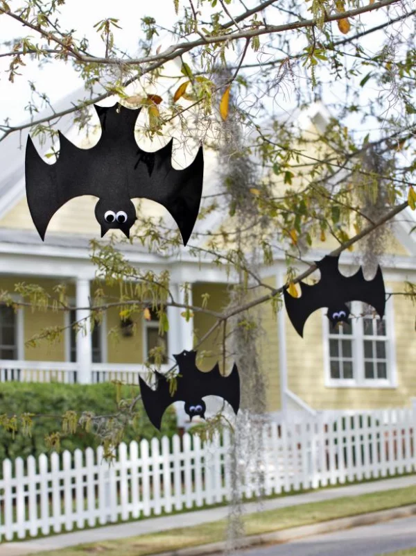 Fledermaus basteln mit Kindern zu Halloween – 50 bezaubernde Ideen und Anleitungen fledermäuse garten deko zweige