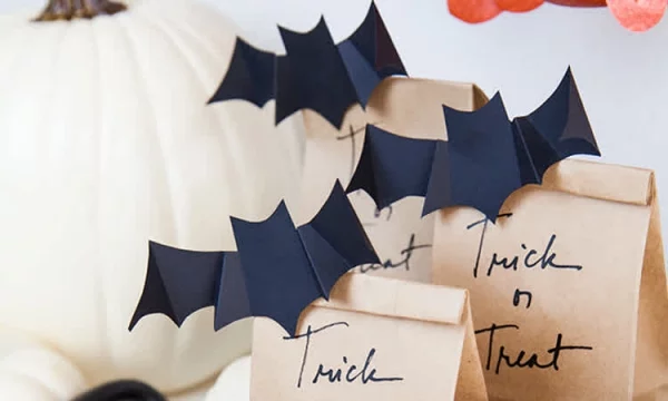 Fledermaus basteln mit Kindern zu Halloween – 50 bezaubernde Ideen und Anleitungen geschenk tüten papiertüten deko